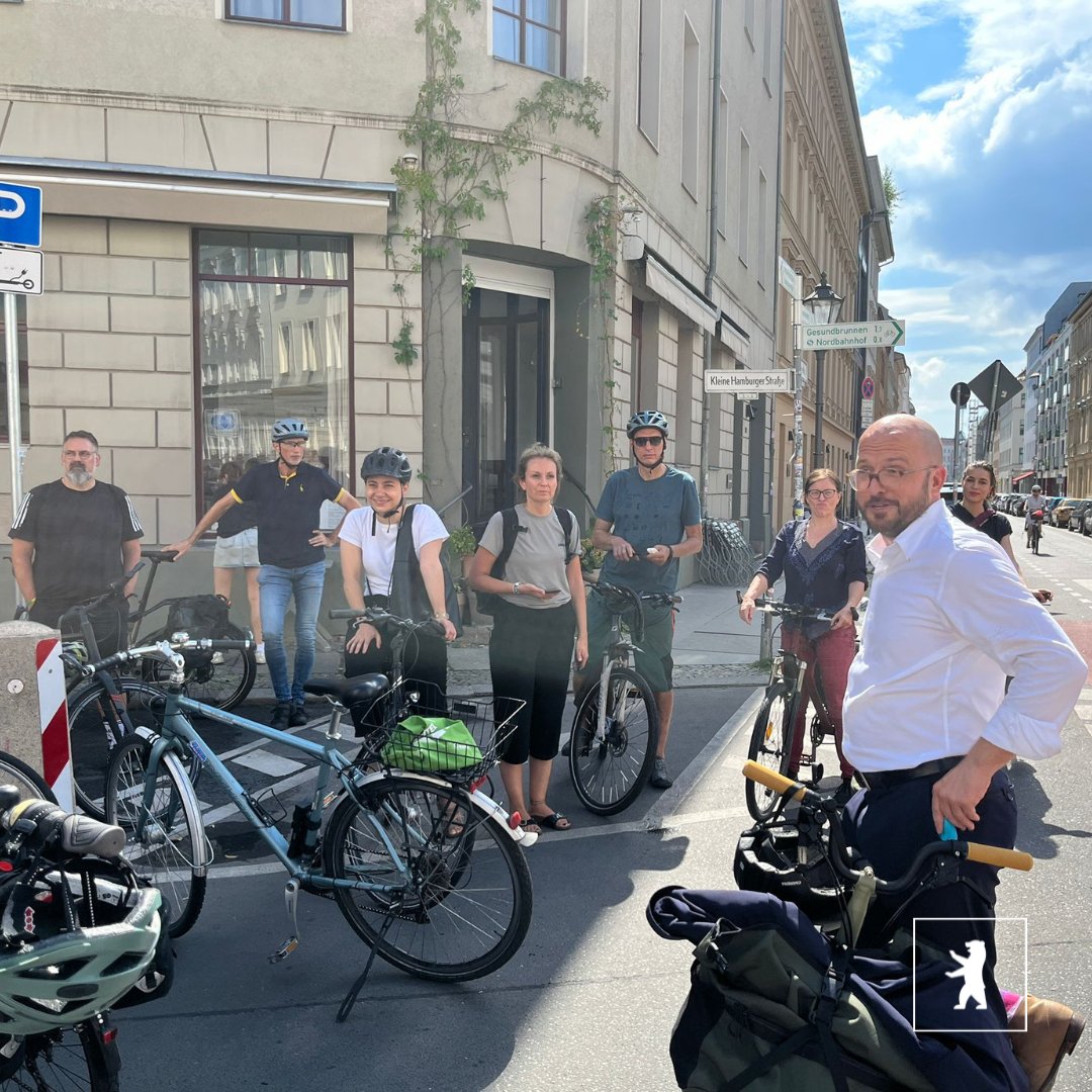 Es ist angeradelt: Ein Teil der Gartenstraße und die Kleine Hamburger Straße sind ab sofort Fahrradstraßen. 🚲 Bezirksstadtrat <a href="/cschriner/">Christopher Schriner</a> eröffnete heute die Nord-Süd-Verbindung. Eine Quersperre sorgt dafür, dass Kfz-Durchgangsverkehr draußen bleibt. ➡️ t1p.de/gwgsj