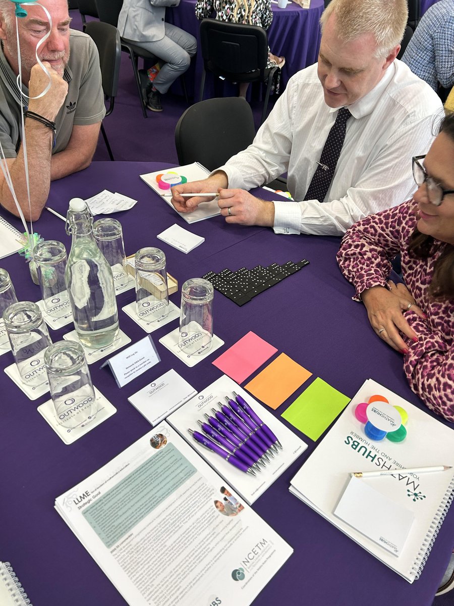 YHMathsHub's tweet image. 🧩Participants trying to solve our domino puzzle!  #DominoPuzzle #MathsChallenge #PuzzleSolvers 📷 ✨
