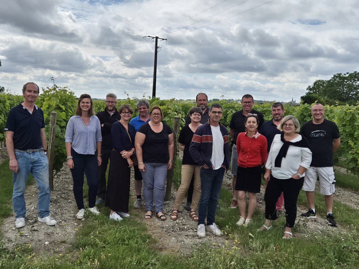 📢 [COMMUNIQUÉ 1/2] 🍇 🍷

Une nouveau duo à la tête des Vignerons Indépendants de l’Anjou et de Saumur :

- Co-présidente déléguée aux relations et manifestations extérieures : Françoise GUICHOUX.
- Co-président délégué à l’activité syndicale et territoriale : Étienne JADEAU.
