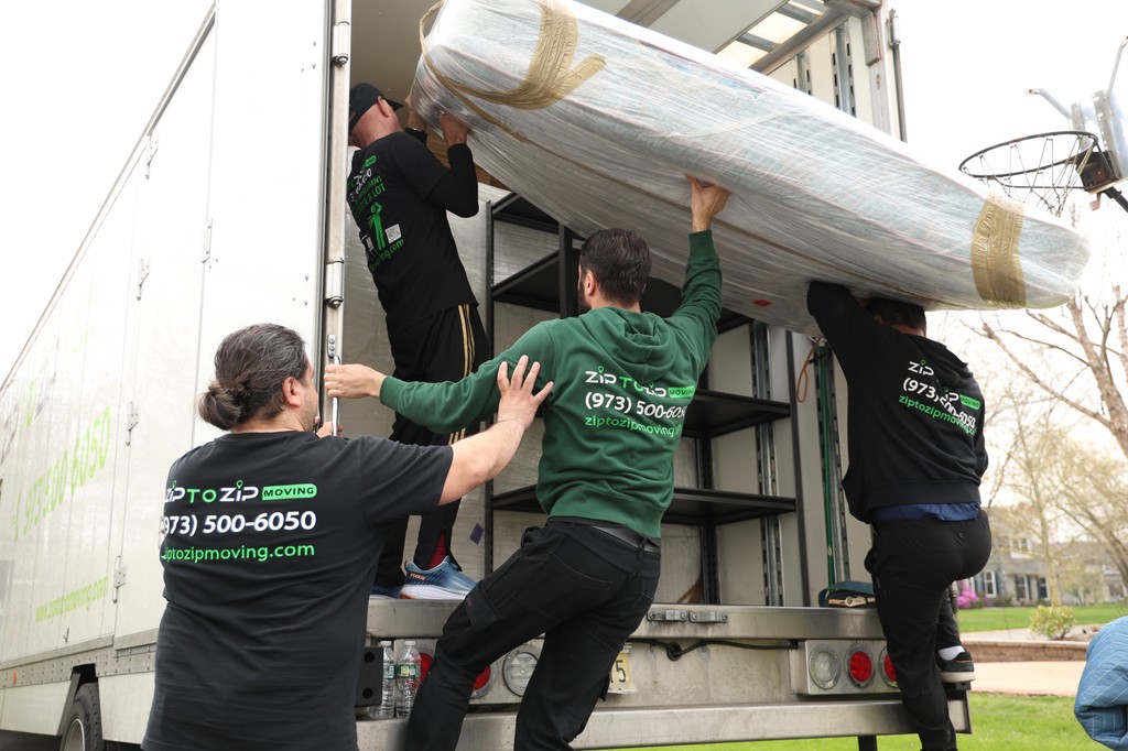 ZiptoZipMoving1's tweet image. 🧩 Our movers are experts at fitting everything into the truck perfectly. 🚛

Visit our website for a free quote: l8r.it/NbYA

Call for details: 📞 (973) 500-6050!

#SpaceSaving #MovingMagic #FullServiceMoving #zip2zipmoving #movingtruck