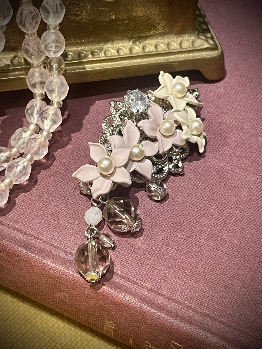mozuho's tweet photo. 先日upしたネックレスです。
イヤリングとブローチ完成しておりました✨ネックレスが3連の場合もう少しイヤリングとブローチにボリュームがあった方がバランス取れるのですが、華奢好きへということで、このボリュームにしました✨☺️ https://t.co/PIzxYLnhmu
