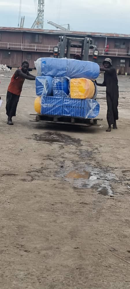 GilbertMokonzo's tweet image. 🏟️
#RDC_SPORT_SUD_UBANGI

Avec l'arrivée des chaises au port d'AKULA,place désormais à la réalisation des promesses,la modernisation des stades #TATA_MOVOTO &amp;amp; #BUDJALA est en marche,Bravo S.E @JLBussa pour son engagement et sa valorisation du sport dans la province du #SUD_UBANGI