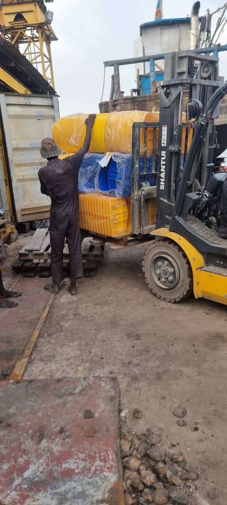 GilbertMokonzo's tweet image. 🏟️
#RDC_SPORT_SUD_UBANGI

Avec l'arrivée des chaises au port d'AKULA,place désormais à la réalisation des promesses,la modernisation des stades #TATA_MOVOTO &amp;amp; #BUDJALA est en marche,Bravo S.E @JLBussa pour son engagement et sa valorisation du sport dans la province du #SUD_UBANGI