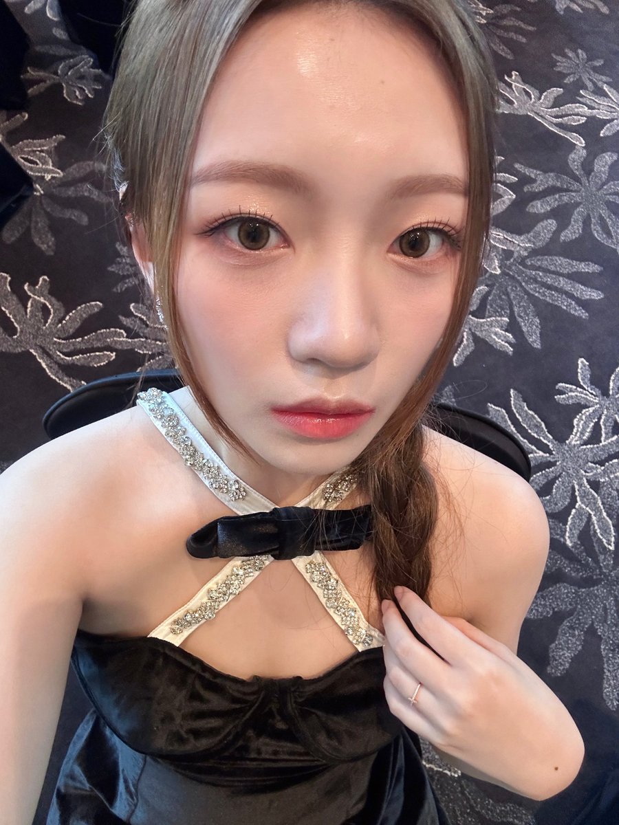 moojiae's tweet photo. Who says elegance can't be cute? ‍Sharing these pictures where I feel both sophisticated and adorable! It's all about striking a balance, I guess.  What do you guys think? 😏 https://t.co/mVU8RExoXT