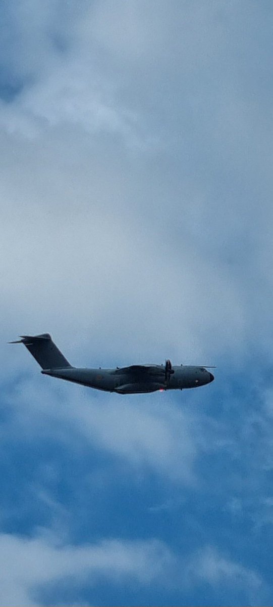 RudiHallet's tweet photo. Landen, 1600-1630, rehearsal Air Display A400M #21July
#BeAirForce
#A400M https://t.co/Jy7wJWyNb3