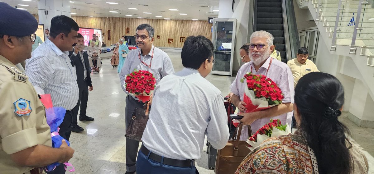 AIRNewsHindi's tweet photo. राज्य में चुनाव तैयारियों की समीक्षा के लिए वरिष्ठ उप चुनाव आयुक्त नितेश व्यास और धर्मेंद्र शर्मा की अध्यक्षता में छह सदस्यीय #चुनाव_आयोग की टीम #झारखंड के दो दिवसीय दौरे पर #रांची पहुंची। इस साल के अंत में #झारखंड_विधानसभा_चुनाव होने हैं । https://t.co/9EIzS9ZWDG