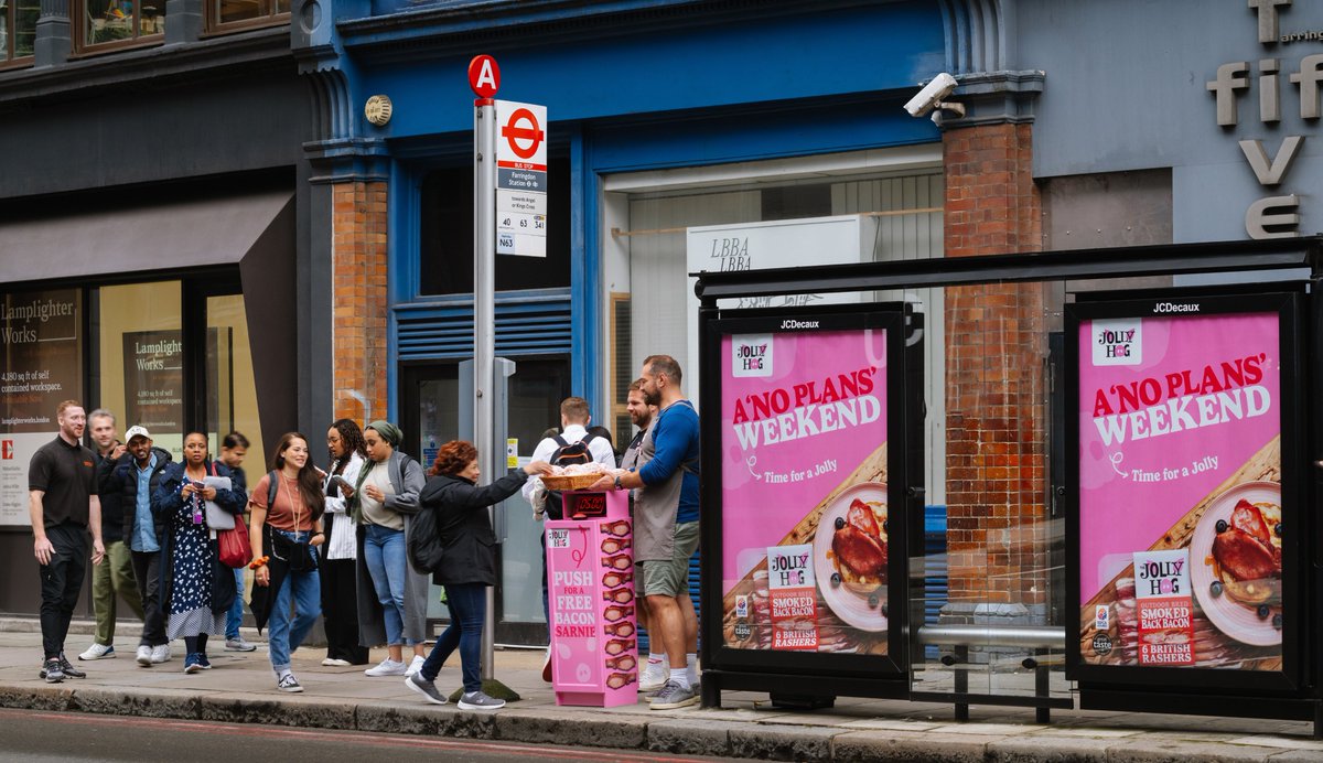 Thanks to an OOH campaign from the Great Taste award-winning @thejollyhog, and delivered by @electricagency_ and JCDecaux's Creative Solutions Team, commuters received bacon butties made with British outdoor-bred pork that started them off on a Jolly Good Day.  

#jcduk #OOH