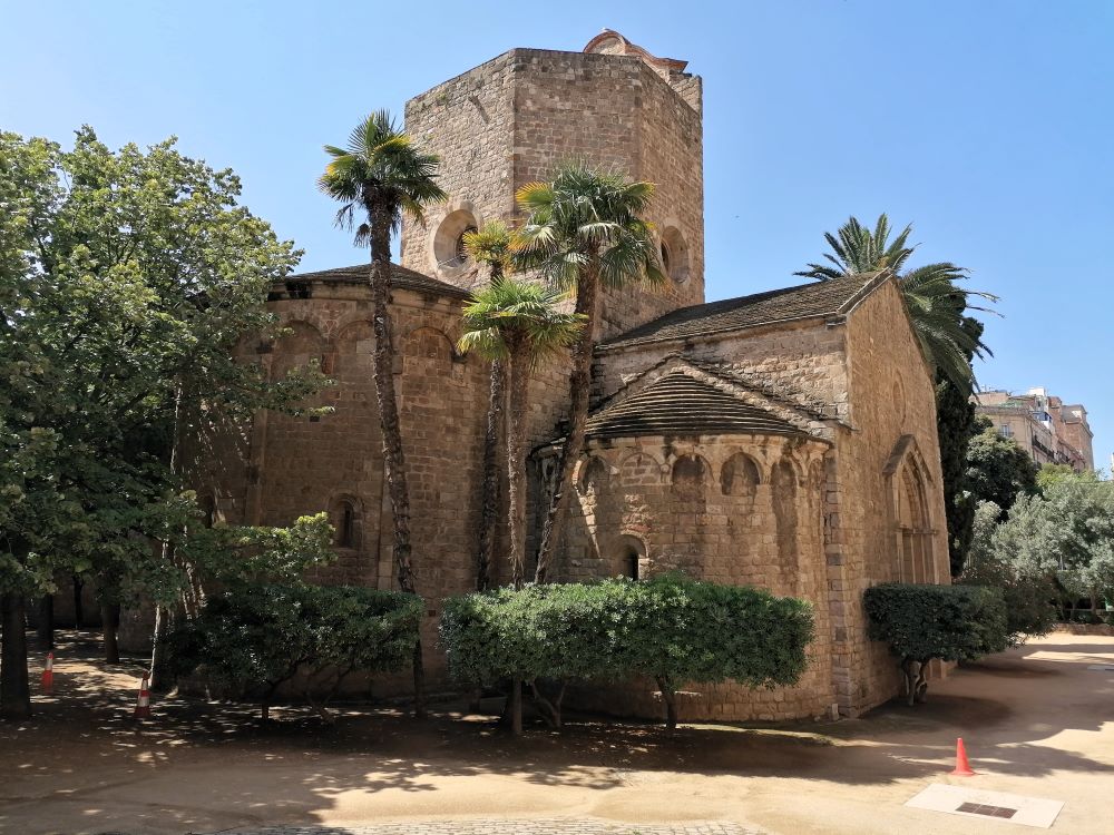 tadeuscalinca's tweet photo. Fa uns dies vaig visitar el monestir de Sant Pau del Camp, a Barcelona, una meravella romànica al centre de la ciutat. Al seu interior es pot contemplar la làpida sepulcral de Guifré II, comte de Barcelona (897-911), una peça de gran valor històric. Ho veiem al fil⬇️⬇️. https://t.co/DMnicttj1v