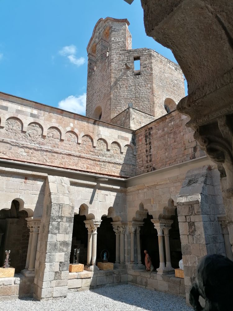 tadeuscalinca's tweet photo. Fa uns dies vaig visitar el monestir de Sant Pau del Camp, a Barcelona, una meravella romànica al centre de la ciutat. Al seu interior es pot contemplar la làpida sepulcral de Guifré II, comte de Barcelona (897-911), una peça de gran valor històric. Ho veiem al fil⬇️⬇️. https://t.co/DMnicttj1v