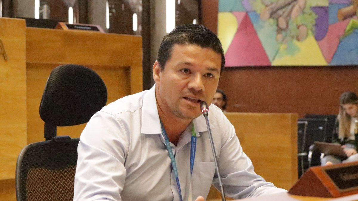 asambleadeant's tweet photo. Daniel Salas, Alcalde de @Abriaqui2016 "Somos un municipio de sexta categoría, necesitamos de ustedes. El 25 de junio ocurrió una avalancha en la vereda Santa Teresa. Tenemos 70 familias sin economía. Cinco viviendas perdidas y la escuela quedó en alto riesgo". https://t.co/k5no27eol7