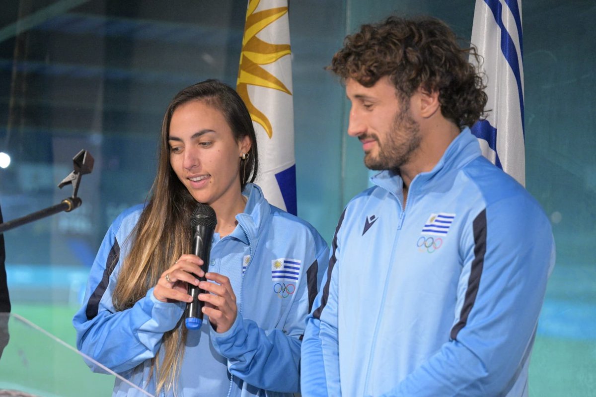 LolaMoreiraUy's tweet photo. Qué orgullo recibir el pabellón junto a Manu Ardao para llevárselo a Emi Lasa y María Sara Grippoli, abanderados de nuestra delegación en Paris 🇺🇾 https://t.co/3COqv1Eyep