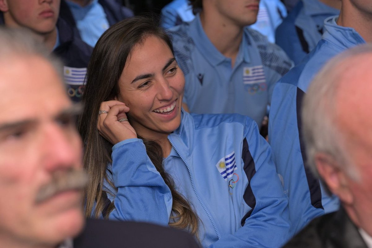 LolaMoreiraUy's tweet photo. Qué orgullo recibir el pabellón junto a Manu Ardao para llevárselo a Emi Lasa y María Sara Grippoli, abanderados de nuestra delegación en Paris 🇺🇾 https://t.co/3COqv1Eyep