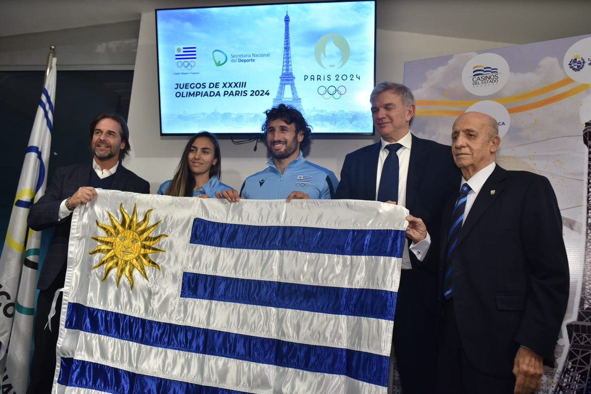 Qué orgullo recibir el pabellón junto a Manu Ardao para llevárselo a Emi Lasa y María Sara Grippoli, abanderados de nuestra delegación en Paris 🇺🇾