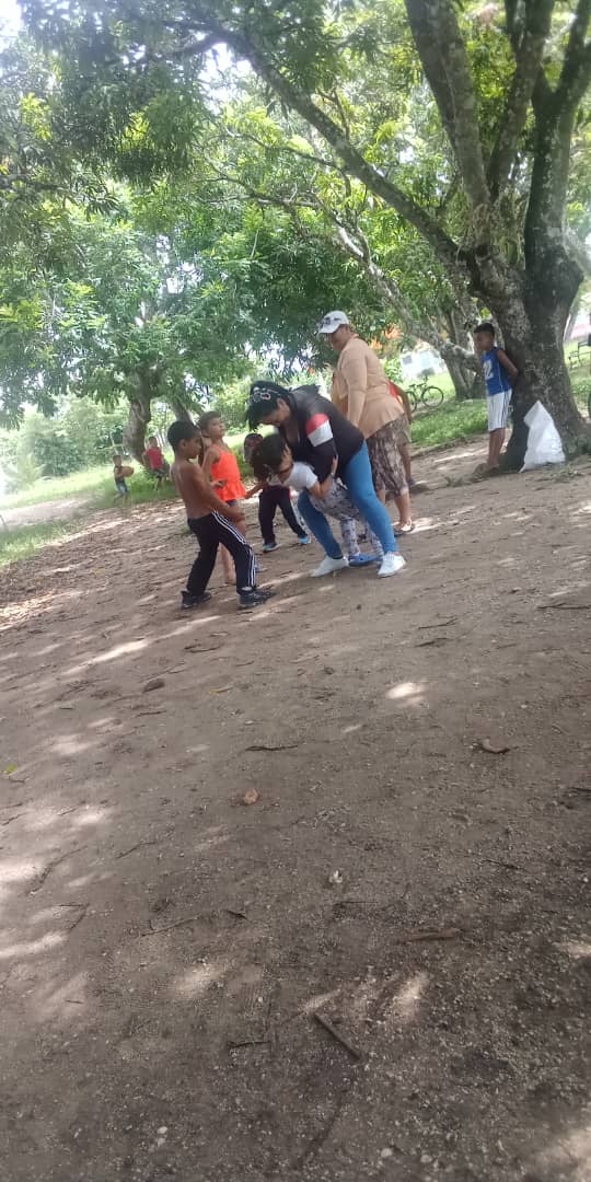 odaimis1's tweet photo. Nuestro Joven Club se va a la callen en conjunto con INDER y cultura para participar con los mas pequeños en juegos de participación y pasivos y a su vez informar de nuestro servicios para este verano que recién comienza. #ModoVerano https://t.co/I5HlYoDn7Q