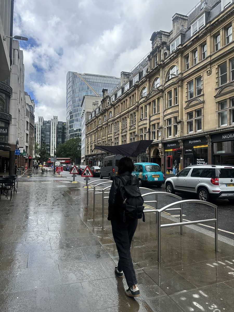 artofmeee's tweet image. این شما و اینم هوای کیری لندن وسط تابستون