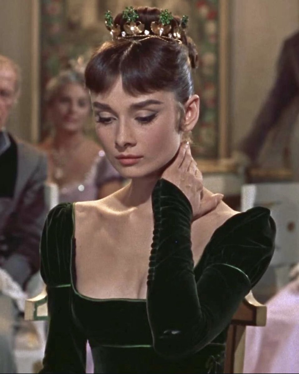 TheBlackGlinda's tweet photo. Audrey Hepburn’s green velvet gown in “War and Peace”, 1956 https://t.co/Zt1J2h2Nsz