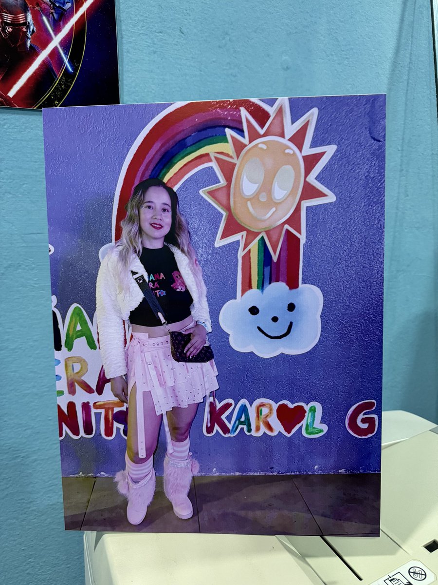 vanesosa3's tweet photo. @karolg lo más bello de mi pared 🥰🤩 mi recuerdo del mejor concierto de mi vida 😍 #karolg #paraguay https://t.co/K8vHUMYX3C