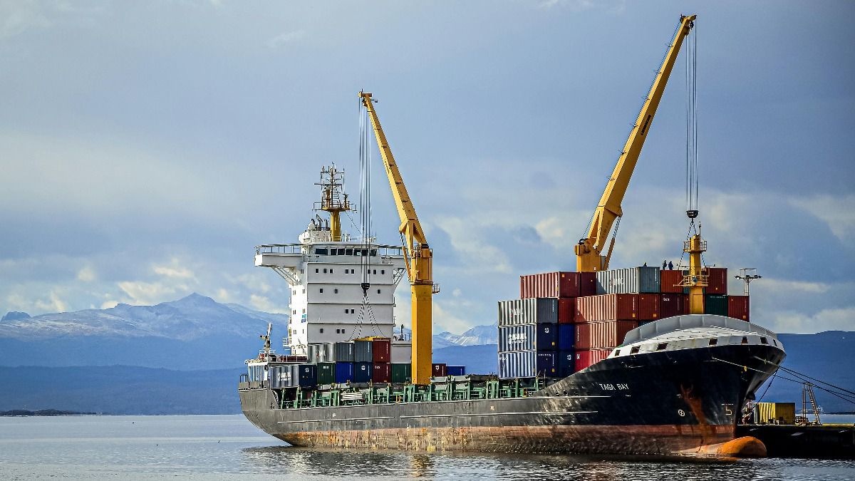 AndrewsShipping's tweet photo. Need to ship your vehicle? Whether it’s a motorbike, boat, truck, or caravan, we’ve got you covered. Our premium shipping service ensures your vehicle reaches its destination safely and on time: https://t.co/8pNUVcj93T #VehicleShipping https://t.co/067ntn4OxP