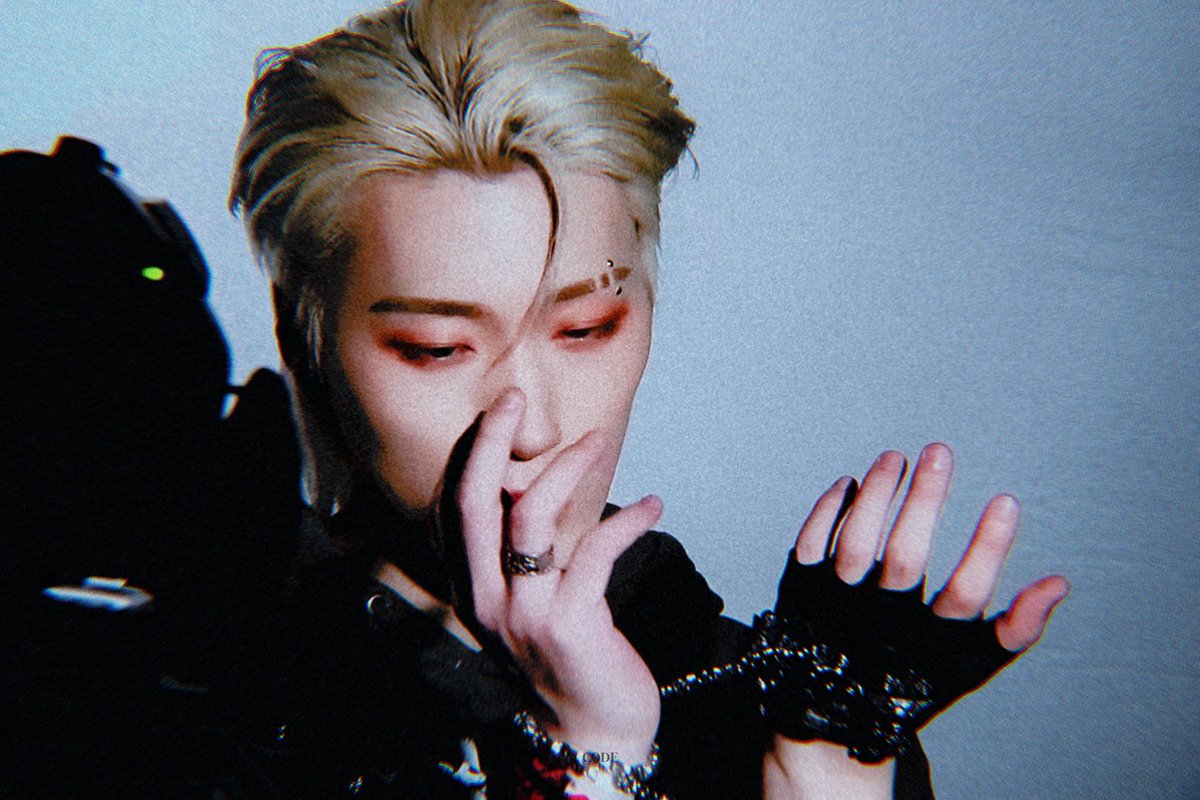 Code99710's tweet image. 낭만들이 모이고 모여
너에게 행복한 날들만 가득하기를💜
늦었지만 생일 축하해 산아💜

#산 #SAN #에이티즈 #ATEEZ
#낭만_가득한_산이의_여름날
#SanRomanticSummerday