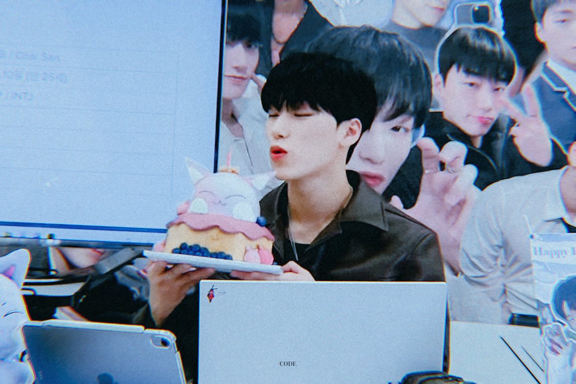 Code99710's tweet image. 낭만들이 모이고 모여
너에게 행복한 날들만 가득하기를💜
늦었지만 생일 축하해 산아💜

#산 #SAN #에이티즈 #ATEEZ
#낭만_가득한_산이의_여름날
#SanRomanticSummerday