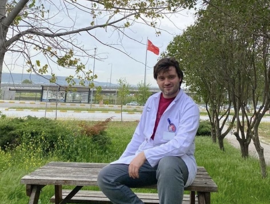 Mobbingler, Gizli mobbingler, Cezalandırmalar hakkında;

Büyük bir azim ve emekle eğitimlerini tamamlayarak doktor, hemşire ya da başka sağlık profesyoneli olarak görev alan pek çok meslektaşımız, ne yazık ki iş yerinde mobbing gibi ciddi sorunlarla karşılaşıyor.