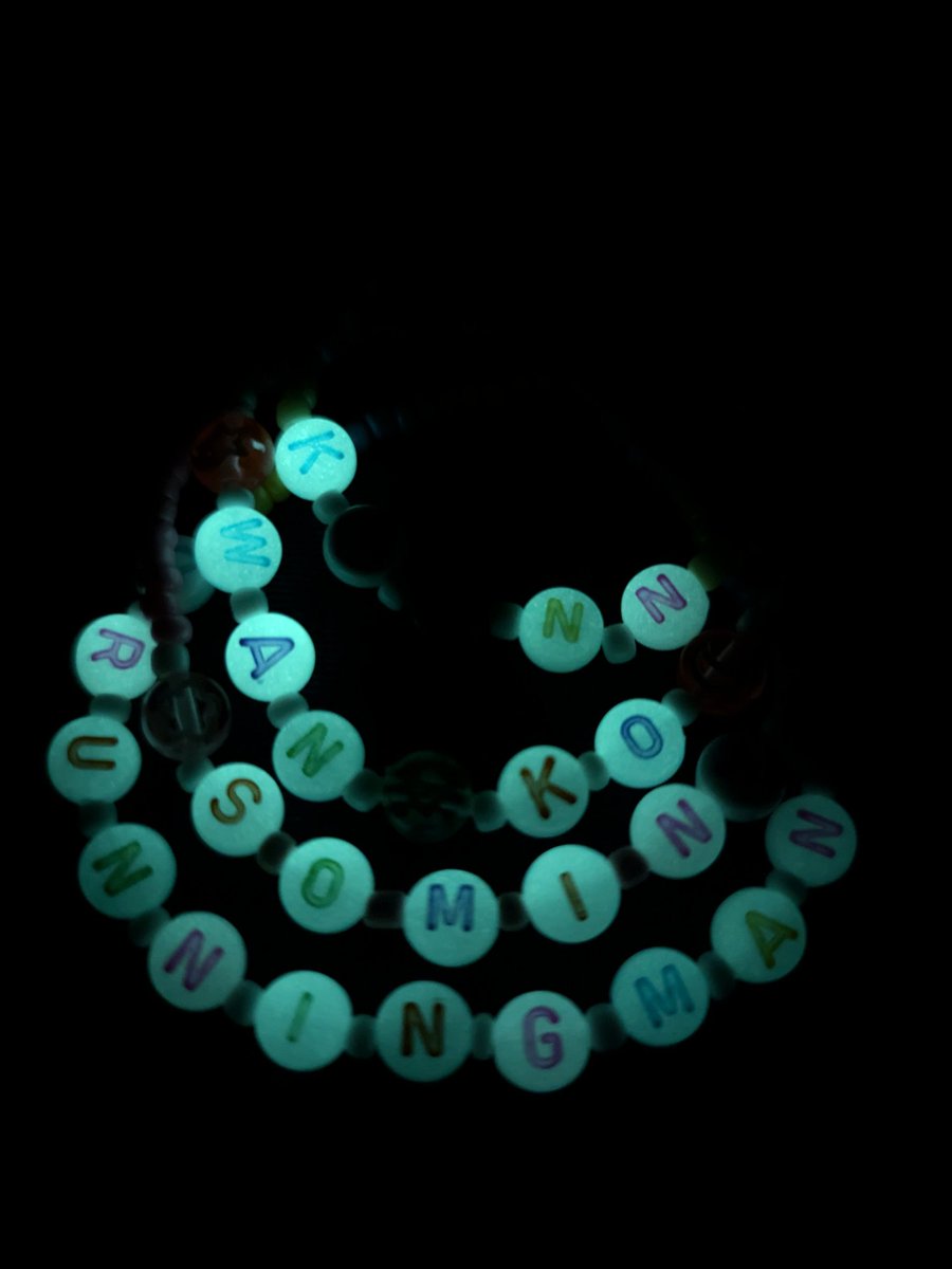 kanndecastro's tweet photo. May liwanag sa dilim 💖

Thank you ate @otche80 for the glow in the dark bracelets ✨

(nag mine agad ako kay somin at wangko hahaha)

#RUNNINGMANinMANILA2024 
#RUN2UinMANILA https://t.co/UcyLl3erBb
