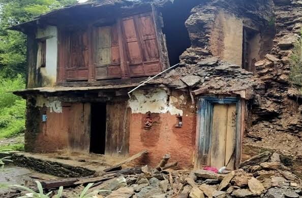 एक खंडहर की भीतरी दीवार का पत्थर , जो बरसों से अंधेरे में रहकर वह सब देखते आ रहा है जो धीरे धीरे बदल रहा है , अब शायद उस  खंडहर  की दीवार क्षीण होते जा रही है इसलिए वर्तमान की रौशनी ( फैशन रूपी ) भीतर तक आ रही है जो उसके मन को चोट पहुंचा रही हैं, उसका रंग (सम्मान ) अब फीका पड़