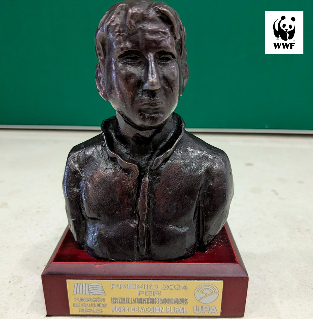 WWFespana's tweet photo. Posamos felices con el #PremiosFER #OrgulloRural 😆

Lo recogemos como parte del @ForoAccionRural. Con @fademur @FGlobalNature, y otras, representamos un espacio de debate y encuentro de entidades para defender el medio rural.

Gracias @UPA_Federal y Fundación de Estudios Rurales https://t.co/f4tdBXSPyb
