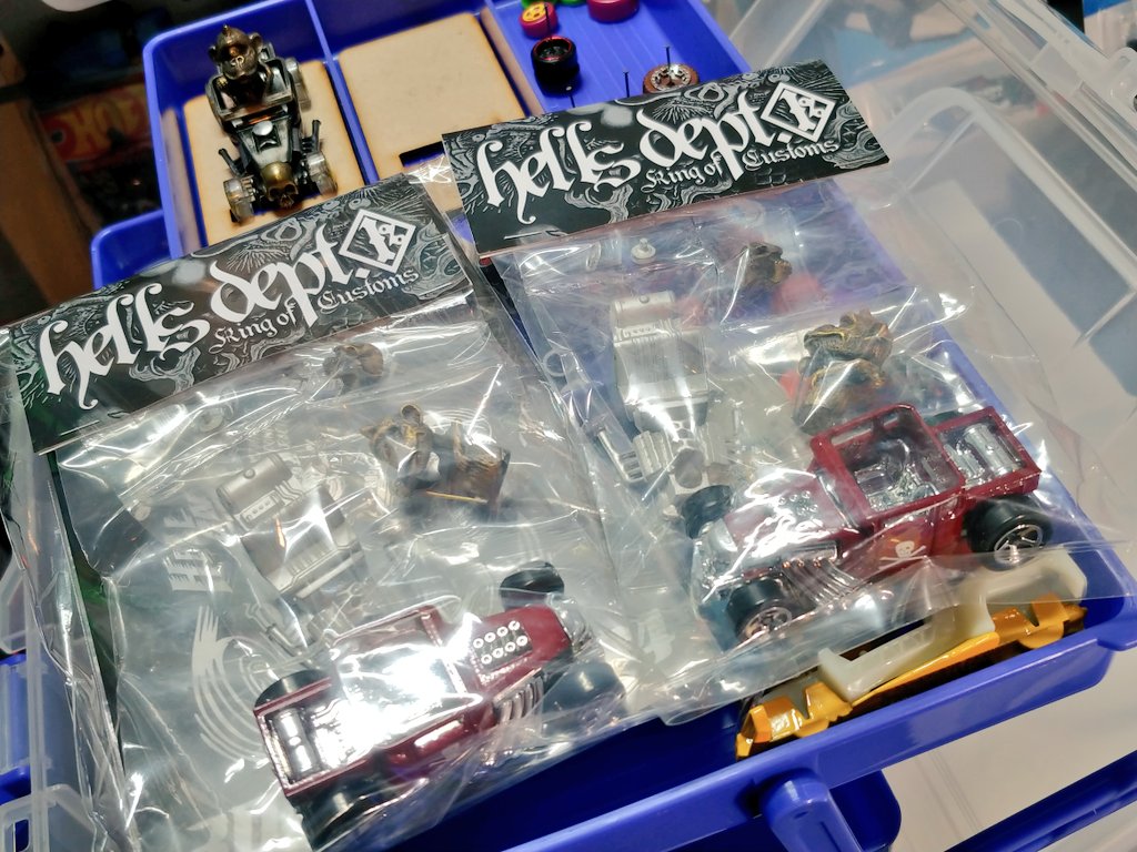 SUMIYOSHI_BASE's tweet photo. レース用お猿×1頭
レース用お猿(補欠)×1頭
カスタムして眺める用×1頭
これでグッスリ眠れそうです。
#fastmonkey https://t.co/HGWe8cH92G