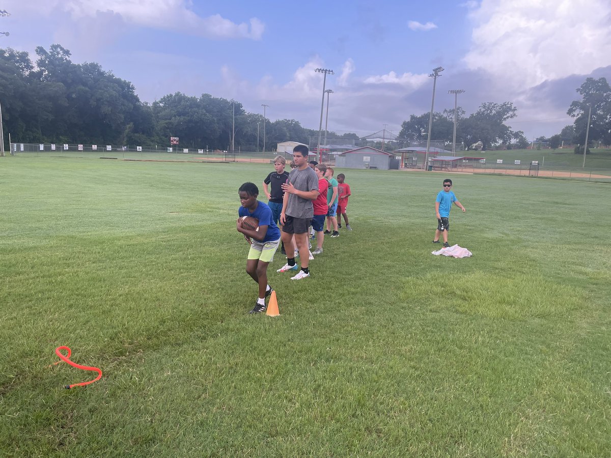 Coach3k's tweet photo. Def had fun with the kids this morning. It’s great seeing them try their best at drills. It’s all bout having fun. #LegacyCenter #Raider #FamilyFun https://t.co/t4TpfUts1B