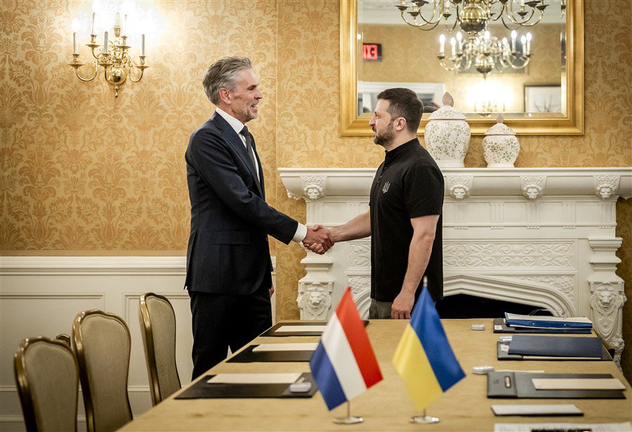 After our phone conversation last week and the visit by <a href="/ministerBZ/">David van Weel</a> Veldkamp and @Defensiemin Brekelmans to Ukraine at the weekend, it was good to meet Ukraine’s President @ZelenskyyUA in person at the NATO summit. I assured him once again of the Netherlands’ continued support