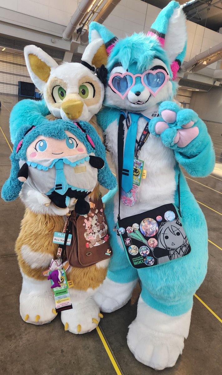 TheRoflfox's tweet photo. FInally sharing some AC photos!!!!!!!!!! This was without a doubt the most fun AC I've ever been to!

Wereric being squeezed between Starberry and myself is too funny, we're too thicc (thanks littlemiafox for the pic!)

It definitely felt like everyone was having a good time 💙 https://t.co/p4W4WAvYM0