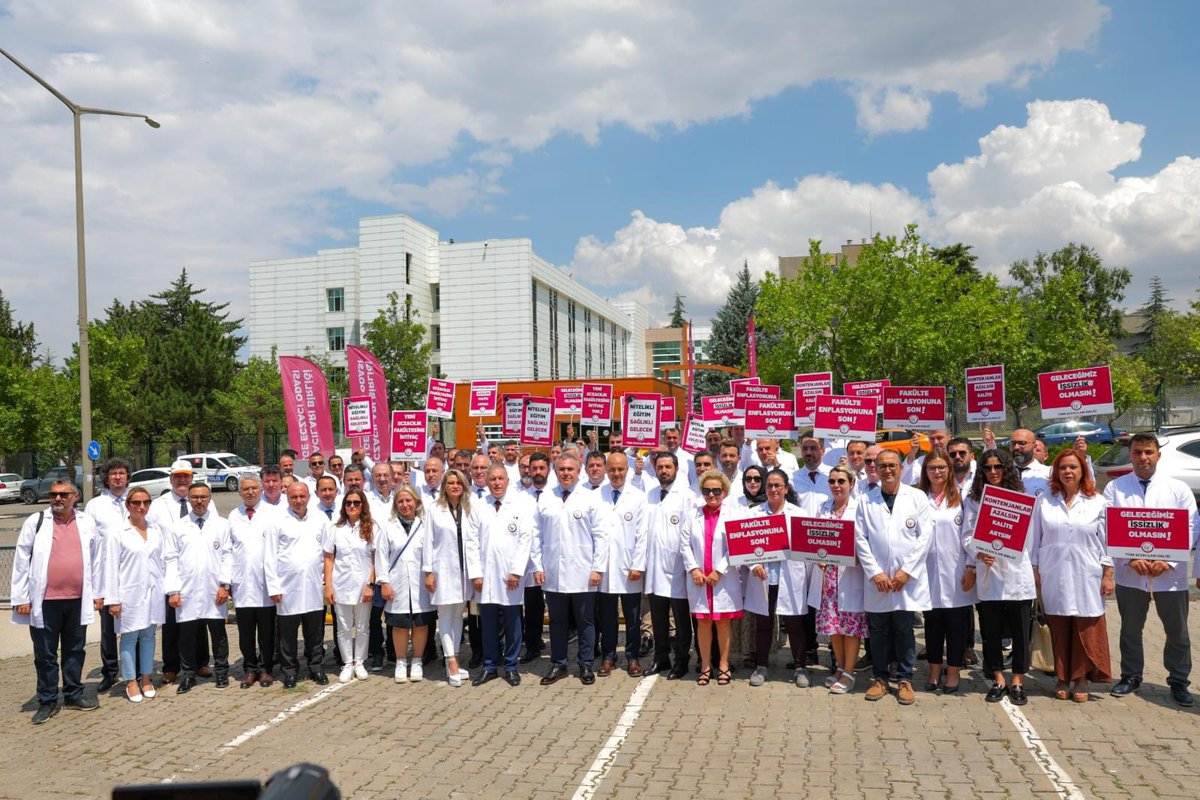 erenecz5858's tweet photo. Türk Eczacıları Birliği ve 56 Bölge Eczacı Odamız ile birlikte YÖK önünde toplanarak plansızca açılan Eczacılık Fakültelerine karşı basın açıklaması yaptık. https://t.co/EuaxmZukoc