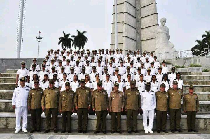 La Plaza de la Revolución fue testigo de la graduación de los cadetes de las Instituciones Docentes de Nivel Superior de las FAR. Los graduados de la Promoción aniversario 71 de los asaltos a los cuarteles Moncada y Carlos Manuel de Céspedes se vistieron de gala
#JovenFAR60 #Cuba