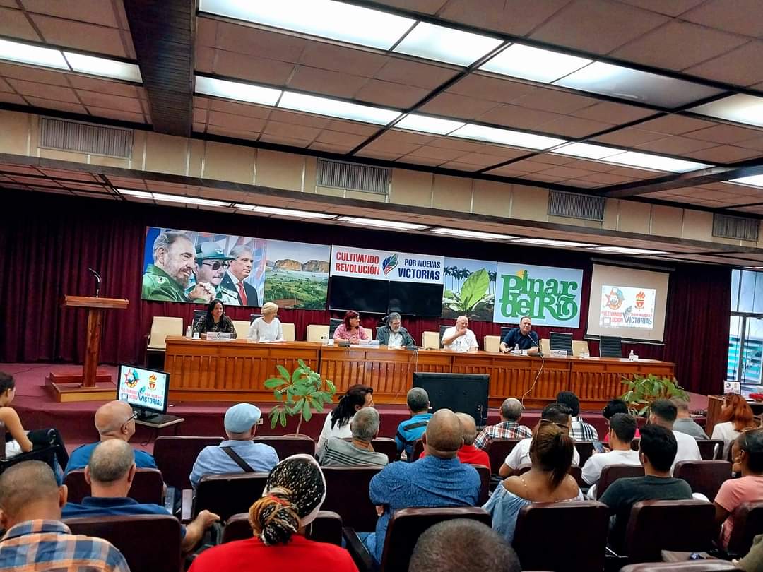 En #PinardelRío una mañana de aprendizaje con la presencia de Abel Prieto en el taller: "Sembrar ideas, sembrar conciencia". #PinarXNuevasVictorias