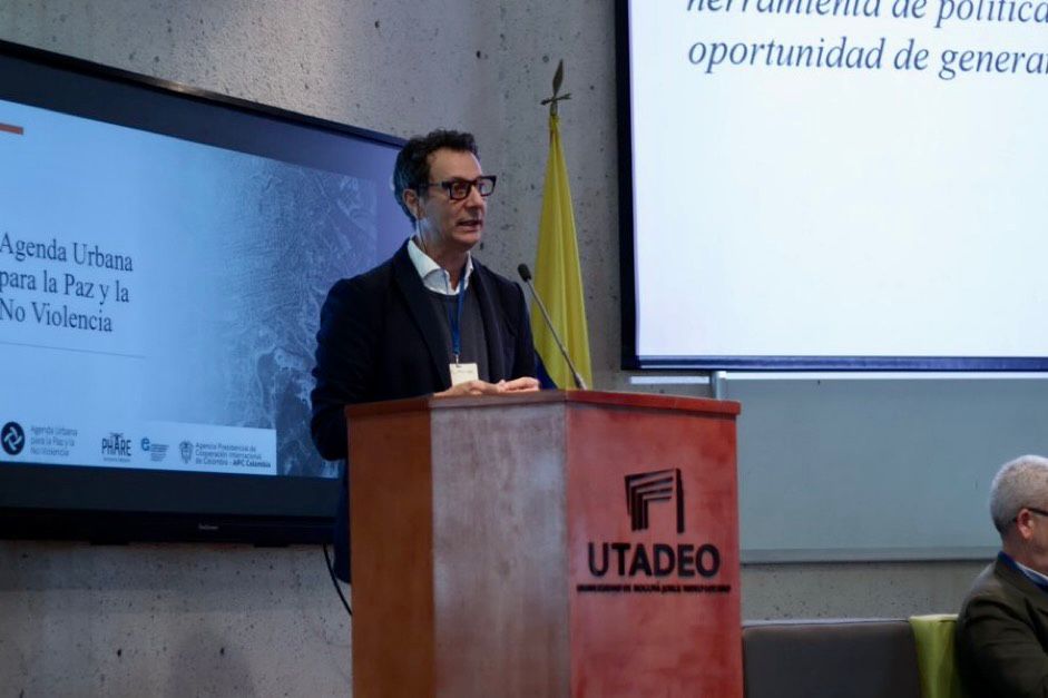 PHARE - Territorios Globales (@phare_global) on Twitter photo Ayer celebramos el seminario de la Agenda Urbana para la Paz en Bogotá, el cual nos permitió reflexionar y compartir sobre la construcción de paz desde una perspectiva urbana ¡Gracias a todos los que lo hicieron posible! <a href="/APCColombia/">APC Colombia</a> <a href="/eLankidetza/">eLankidetza 🌎</a> <a href="/Utadeo_edu_co/">Utadeo</a> Ayer celebramos el seminario de la Agenda Urbana para la Paz en Bogotá, el cual nos permitió reflexionar y compartir sobre la construcción de paz desde una perspectiva urbana ¡Gracias a todos los que lo hicieron posible! <a href="/APCColombia/">APC Colombia</a> <a href="/eLankidetza/">eLankidetza 🌎</a> <a href="/Utadeo_edu_co/">Utadeo</a>