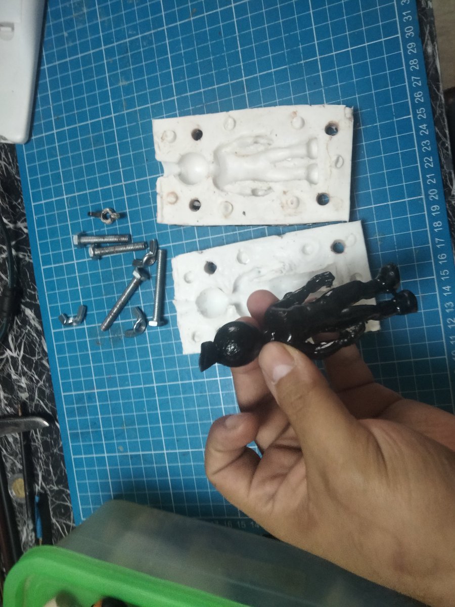 Más de mi proceso en el cual hago un molde en silicona para hacer copias de la base en resina