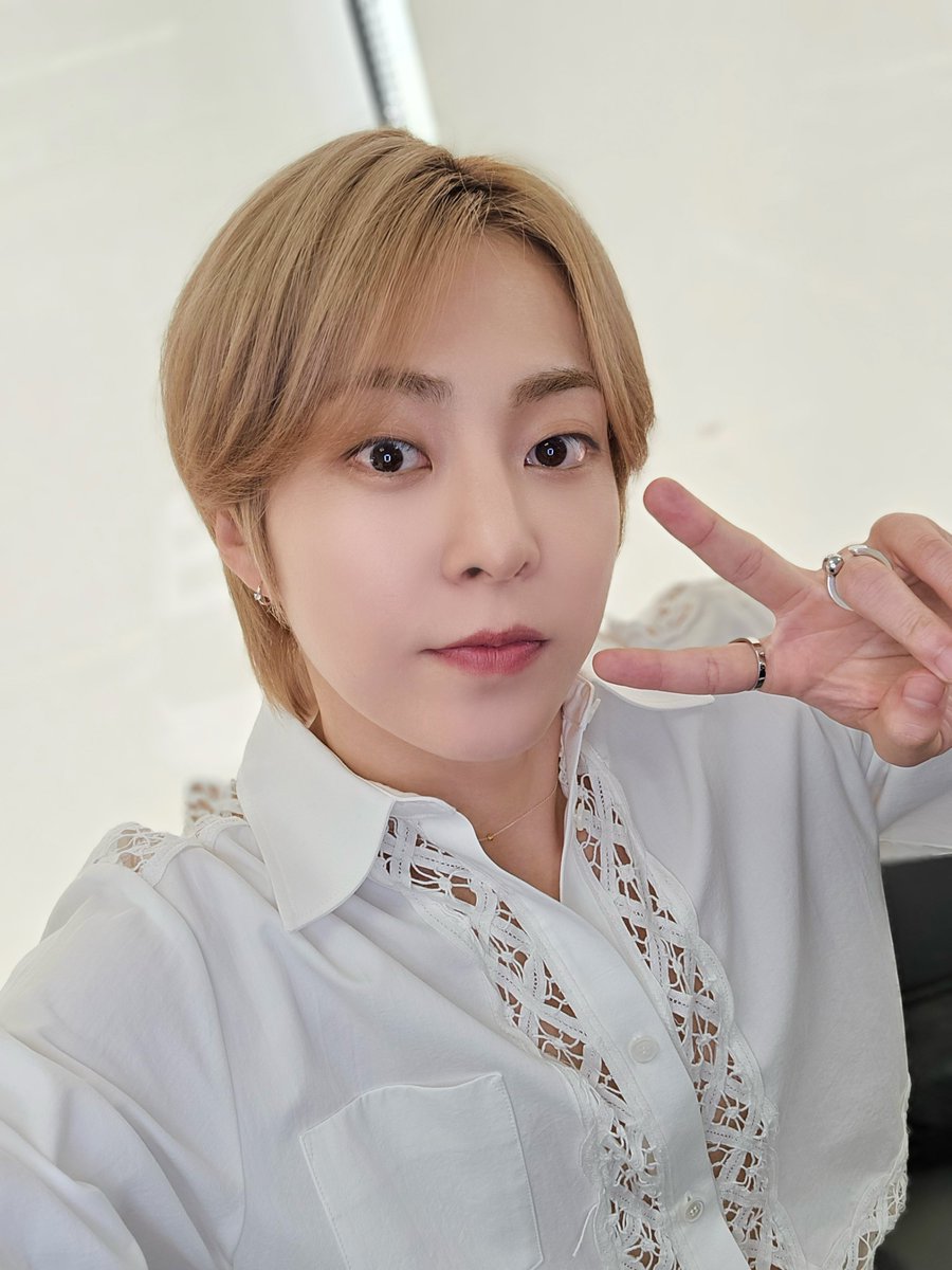 XIUMIN_INB100's tweet photo. 역시나 멋진 진행을 보여준 MC슈밍💙
다음 주 생방송도 놓치지 마세요🤙🌟

#시우민 #XIUMIN https://t.co/CT4Ccf0ePp