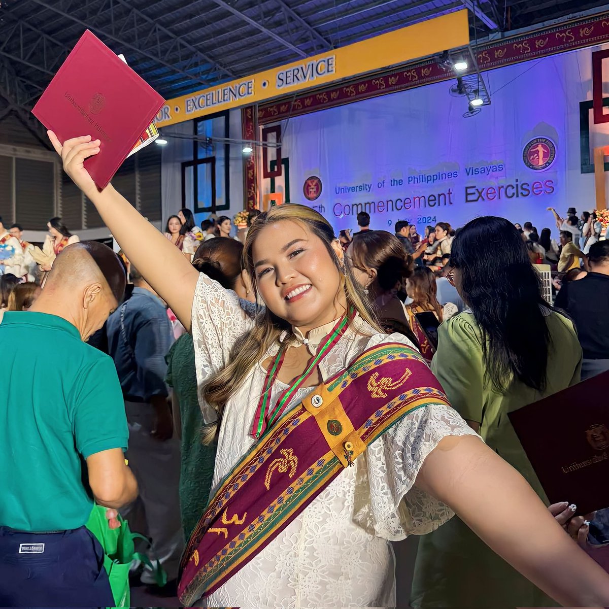 JustMarimo's tweet image. Dear #marauderstwt and #ONEPIECE twt:
I did something our faves never did.
I GRADUATED 😌😌😌

To Roronoa Zoro, James Potter and Sirius Black,
I give you my degree 😂😂😂