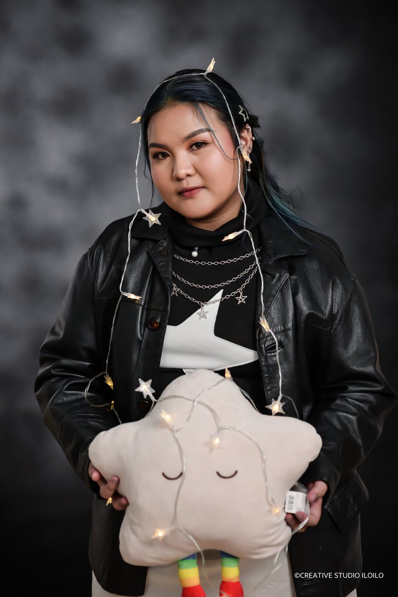 JustMarimo's tweet image. Dear #marauderstwt and #ONEPIECE twt:
I did something our faves never did.
I GRADUATED 😌😌😌

To Roronoa Zoro, James Potter and Sirius Black,
I give you my degree 😂😂😂