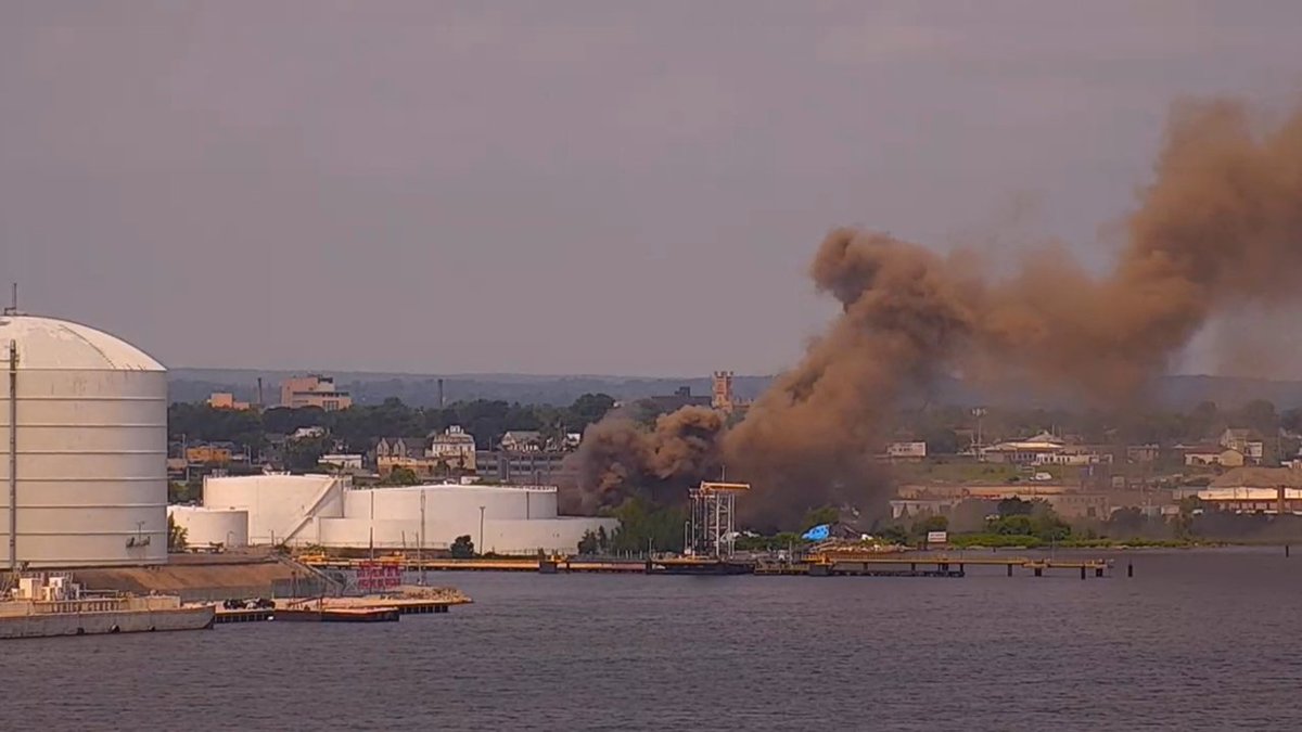 tjdelsanto's tweet photo. Brown/black smoke in Providence right now.  The smoke is traveling across the Providence River into East Providence.  We'll have the latest on 12 News at Noon.  @wpri12 https://t.co/jyaedabf0P