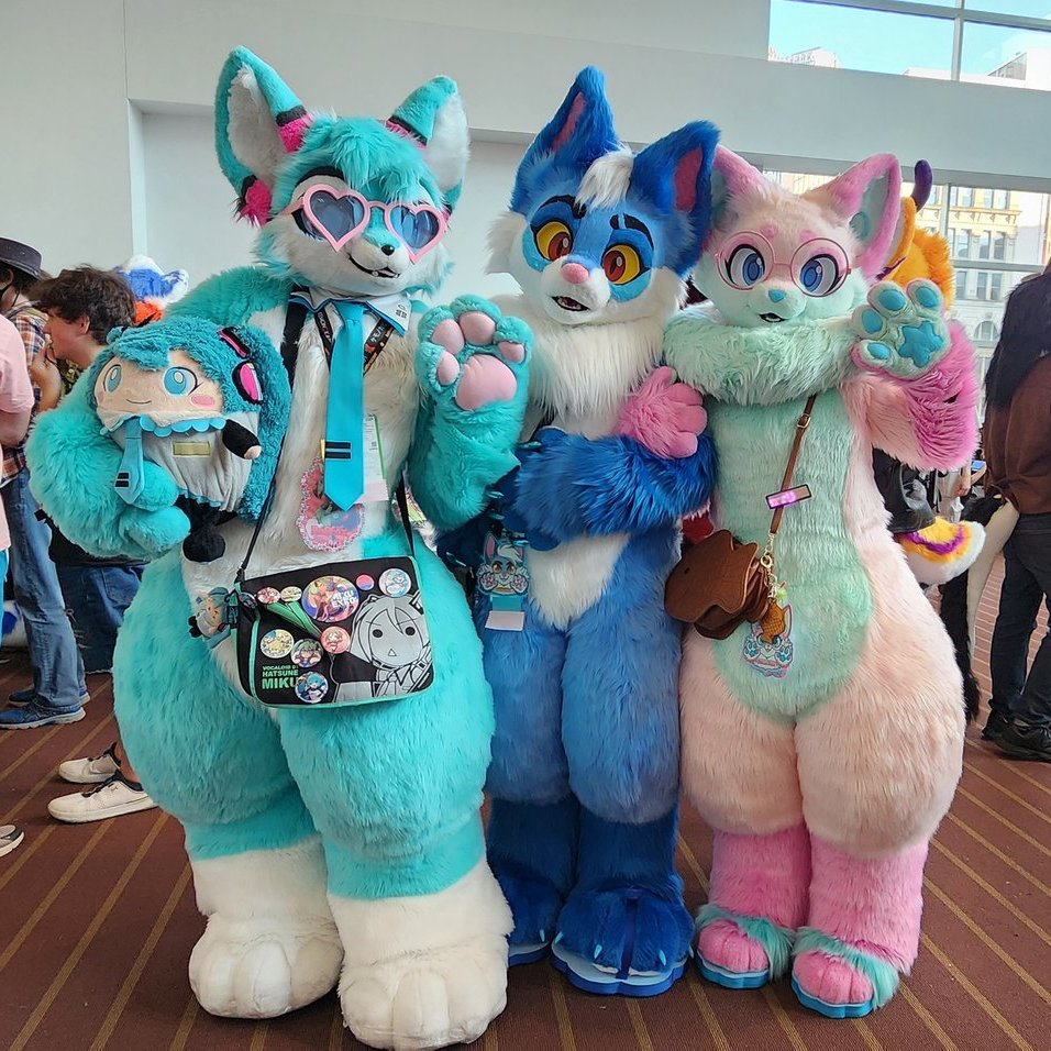 TheRoflfox's tweet photo. FInally sharing some AC photos!!!!!!!!!! This was without a doubt the most fun AC I've ever been to!

Wereric being squeezed between Starberry and myself is too funny, we're too thicc (thanks littlemiafox for the pic!)

It definitely felt like everyone was having a good time 💙 https://t.co/p4W4WAvYM0