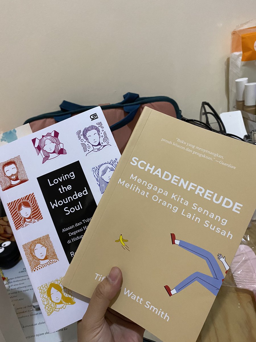 miravenclaw's tweet photo. hasil berburu hari ini.
yg kanan beli karna waktu lihat covernya lgsg ngakak "akuuuu bgt"🤣
yg kiri beli karna penasaran + udh lama pengen baca ttg topik ini🙂‍↔️ https://t.co/BUbthAIB65