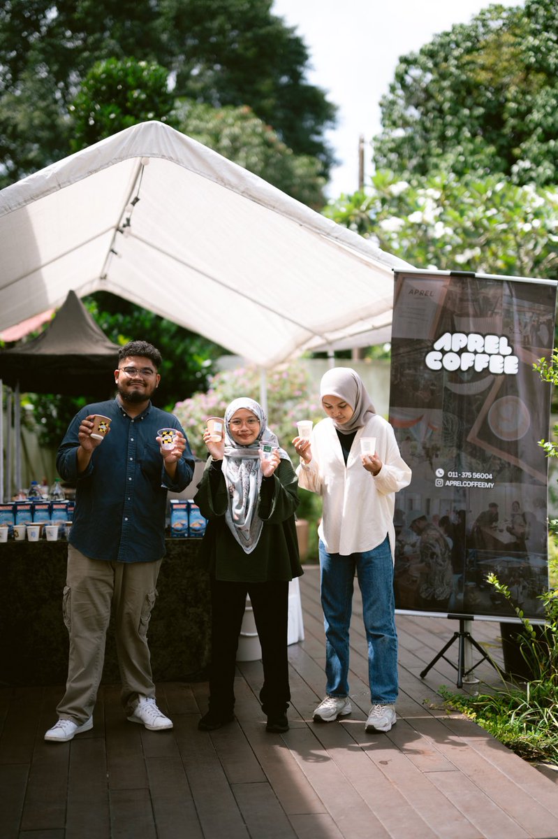 RMMursyid's tweet photo. Last weekend aku join event. Ala ala exhibition wedding gitu.

But kecik je. Under Sanggul Event.

Hampir 30 data kami kumpul.
Kami berjaya lock 4 client after the event untuk adakan Coffee booth dekat majlis dorang.

Apa aku perasan, kesemua 4 clients ni. https://t.co/tgMMWEofkX