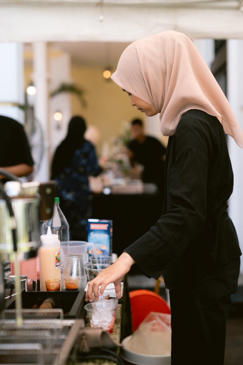 RMMursyid's tweet photo. Last weekend aku join event. Ala ala exhibition wedding gitu.

But kecik je. Under Sanggul Event.

Hampir 30 data kami kumpul.
Kami berjaya lock 4 client after the event untuk adakan Coffee booth dekat majlis dorang.

Apa aku perasan, kesemua 4 clients ni. https://t.co/tgMMWEofkX