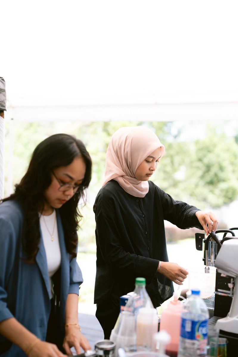 RMMursyid's tweet photo. Last weekend aku join event. Ala ala exhibition wedding gitu.

But kecik je. Under Sanggul Event.

Hampir 30 data kami kumpul.
Kami berjaya lock 4 client after the event untuk adakan Coffee booth dekat majlis dorang.

Apa aku perasan, kesemua 4 clients ni. https://t.co/tgMMWEofkX