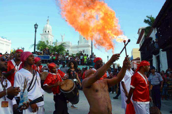 Impresionan por la intensidad de sus sonidos, su color, su alegría, las imágenes que nos llegan del recién finalizado 43 Festival del Caribe. 

"Es Santiago de #Cuba, no os asombréis de nada", diría el poeta. 

Es el #Caribe que nos une, añadirán los organizadores de la fiesta.