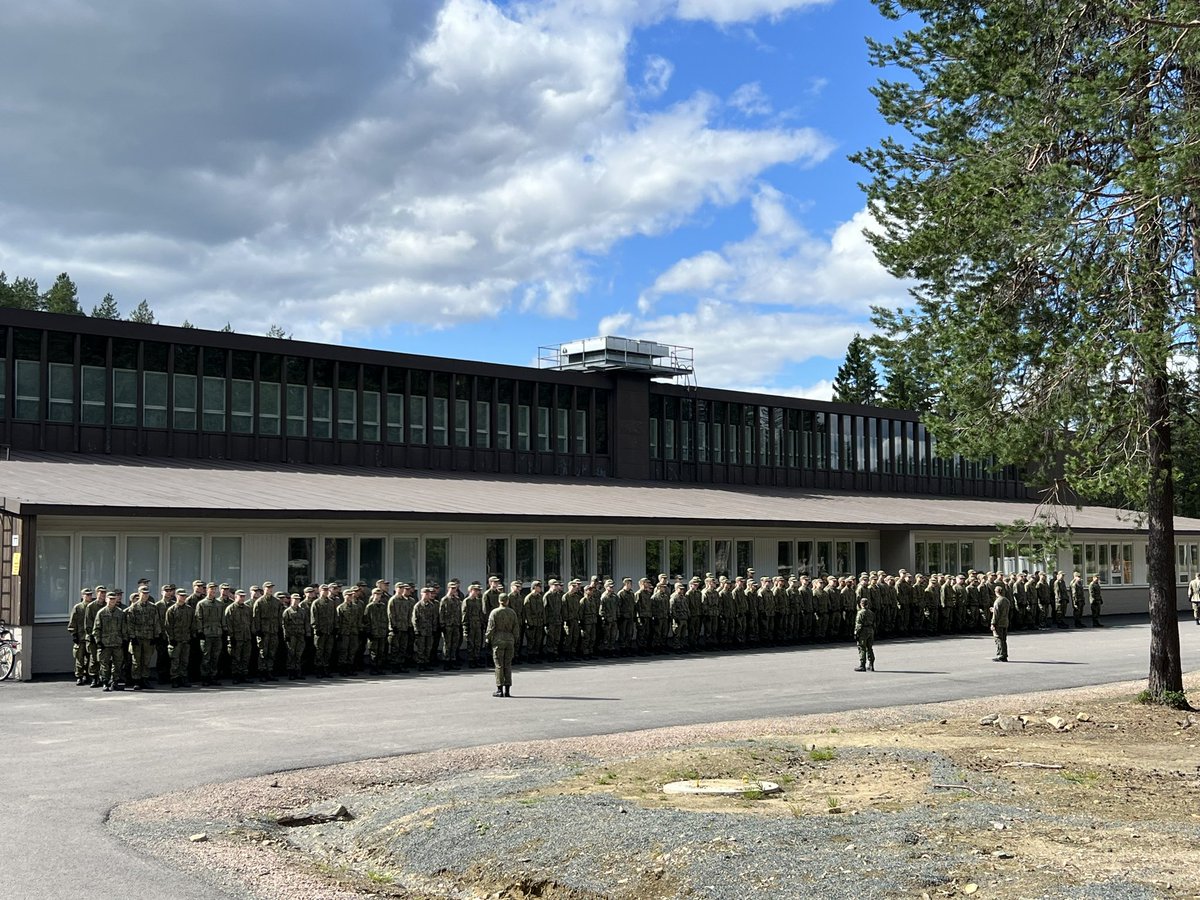 KouriSini's tweet photo. Alokkailla koulutusaiheena ensimmäiset sulkeiset. Komppanian päällikkö opetti ensin perusasioita komppaniasulkeisissa, jonka jälkeen harjoittelu jatkui joukkueittain. #JPR #LAPJP #3JK https://t.co/qKkl4jWdGe
