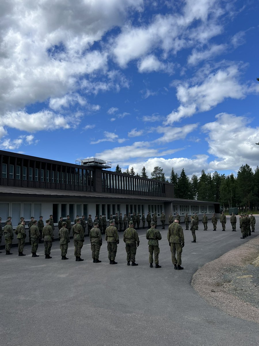 Alokkailla koulutusaiheena ensimmäiset sulkeiset. Komppanian päällikkö opetti ensin perusasioita komppaniasulkeisissa, jonka jälkeen harjoittelu jatkui joukkueittain. #JPR #LAPJP #3JK