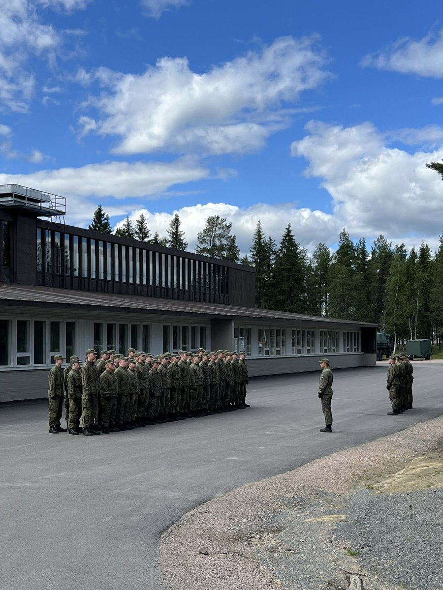 KouriSini's tweet photo. Alokkailla koulutusaiheena ensimmäiset sulkeiset. Komppanian päällikkö opetti ensin perusasioita komppaniasulkeisissa, jonka jälkeen harjoittelu jatkui joukkueittain. #JPR #LAPJP #3JK https://t.co/qKkl4jWdGe